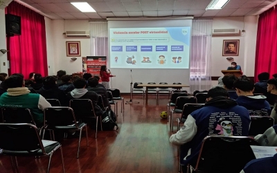 Estudiantes de 4to medio participan en charla sobre Prevención de Violencia Escolar.