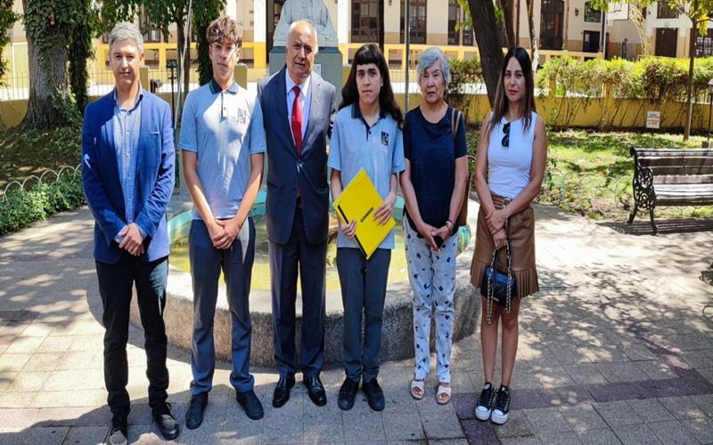 Entrega de becas Preuniversitario Pedro de Valdivia a estudiantes del colegio Patrocinio de San José